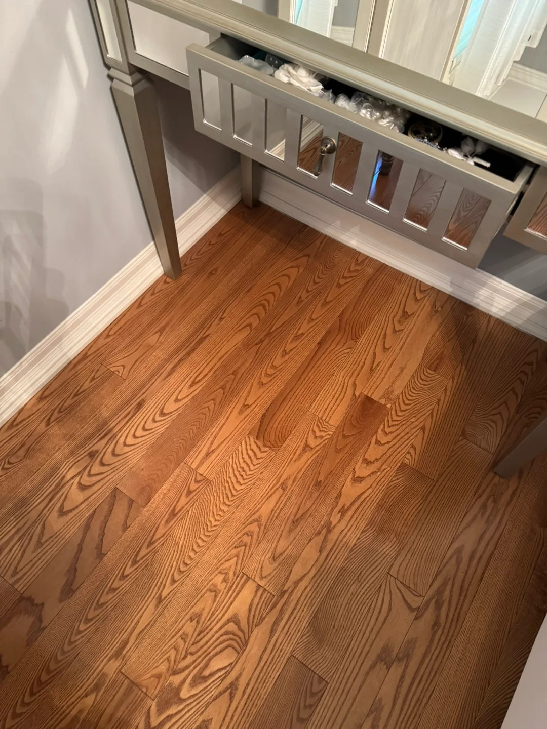 Mirrored Vanity Desk with Tri-Fold Mirror image indicator(3)