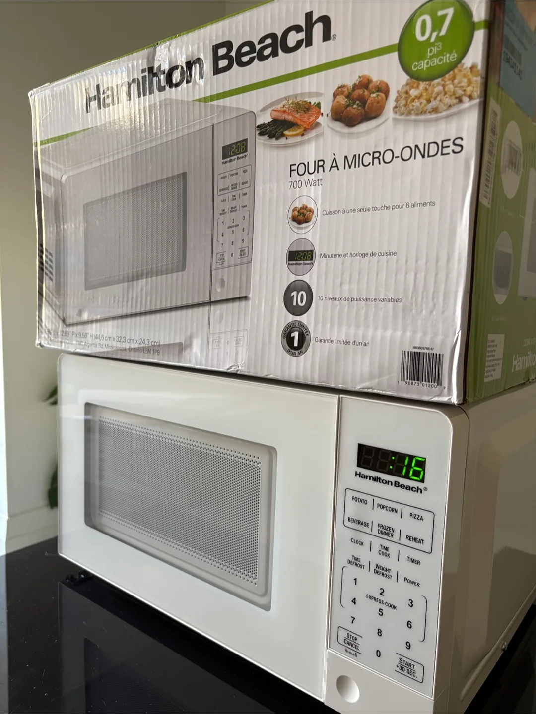 Hamilton Beach 700 Watt Microwave - Like New! thumbnail