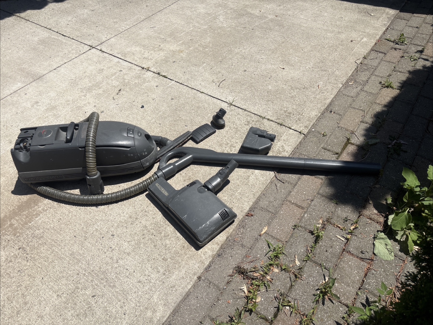 Electrolux Vacuum Cleaner - photo 3