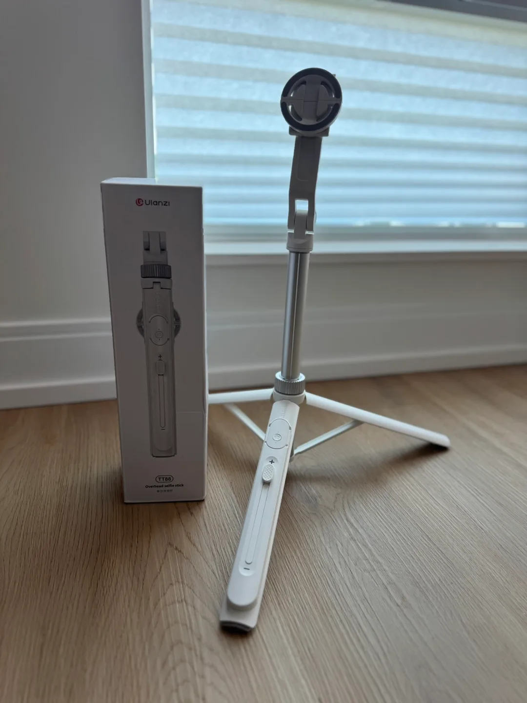 ULANZI TT88 Extendable Phone Tripod, 57" Magnetic Selfie Stick thumbnail