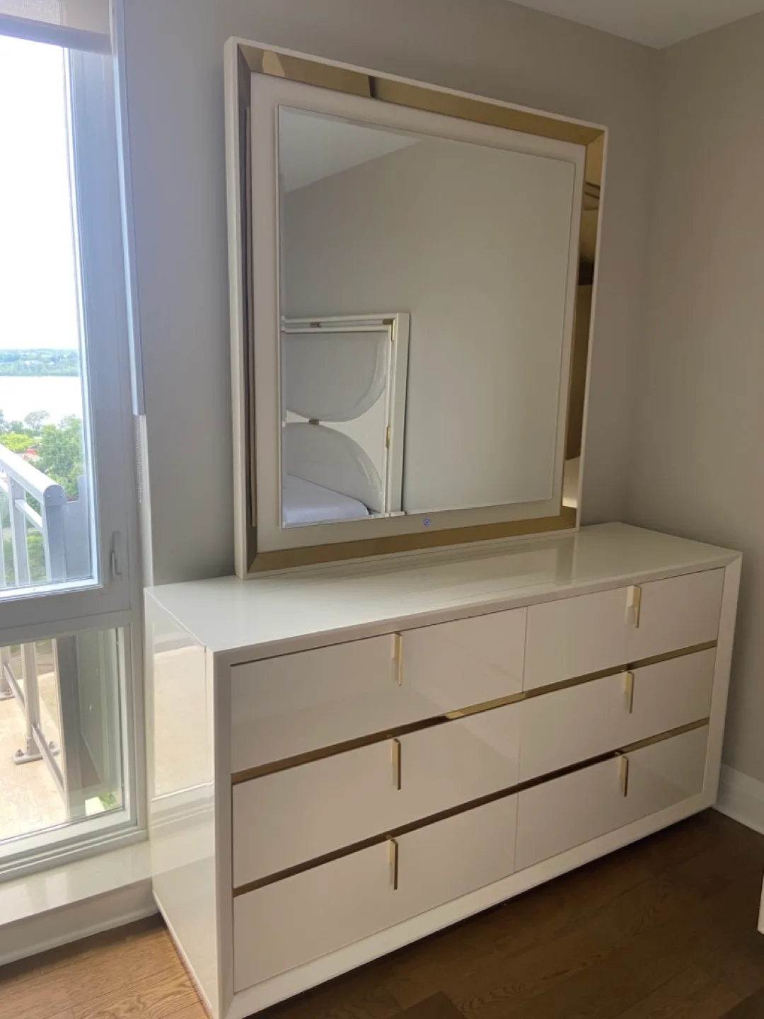 Modern White & Gold Bedroom Set image indicator(5)