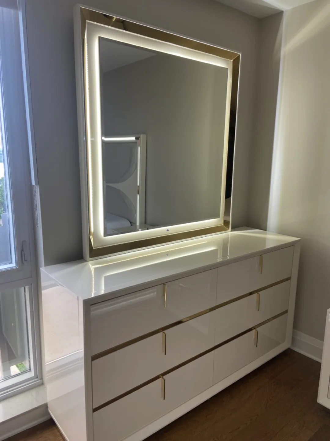 Modern White & Gold Bedroom Set image indicator(3)