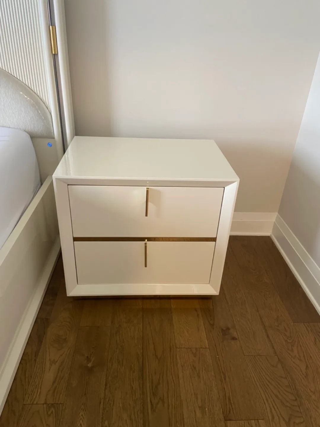 Modern White & Gold Bedroom Set image indicator(4)