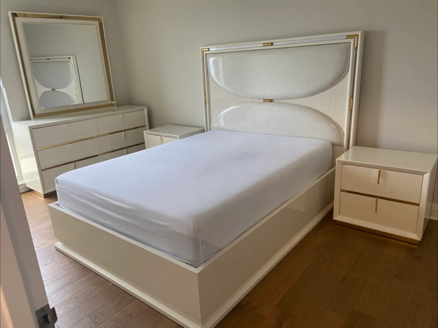 Modern White & Gold Bedroom Set image indicator(2)