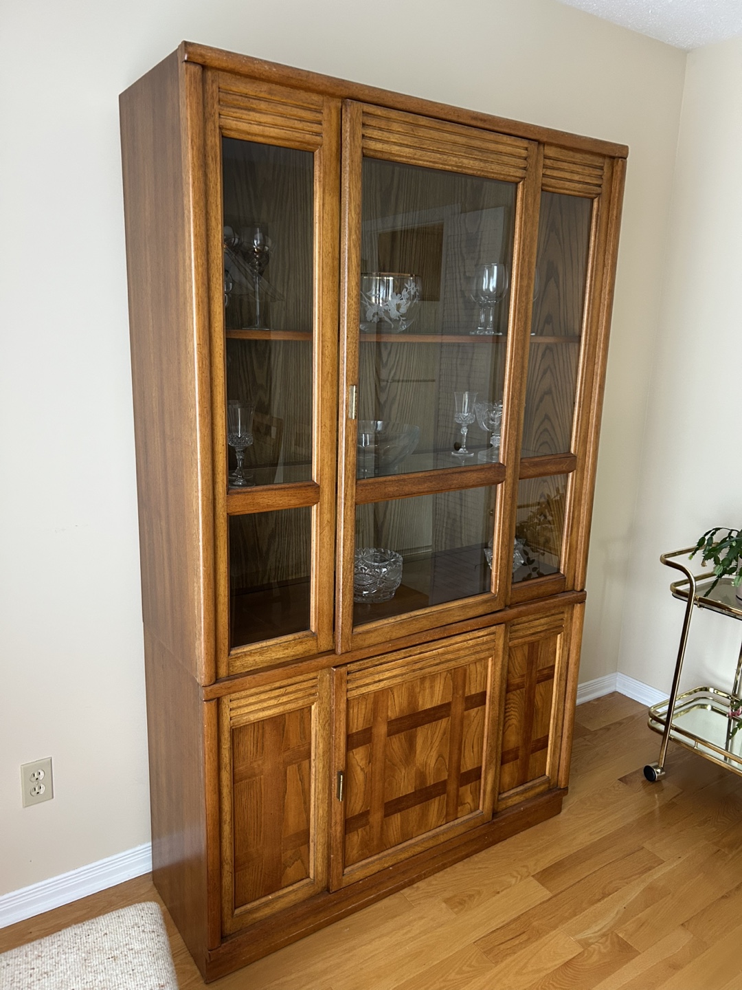 Dining Room Set - Table, Chairs, and Hutch - photo 4