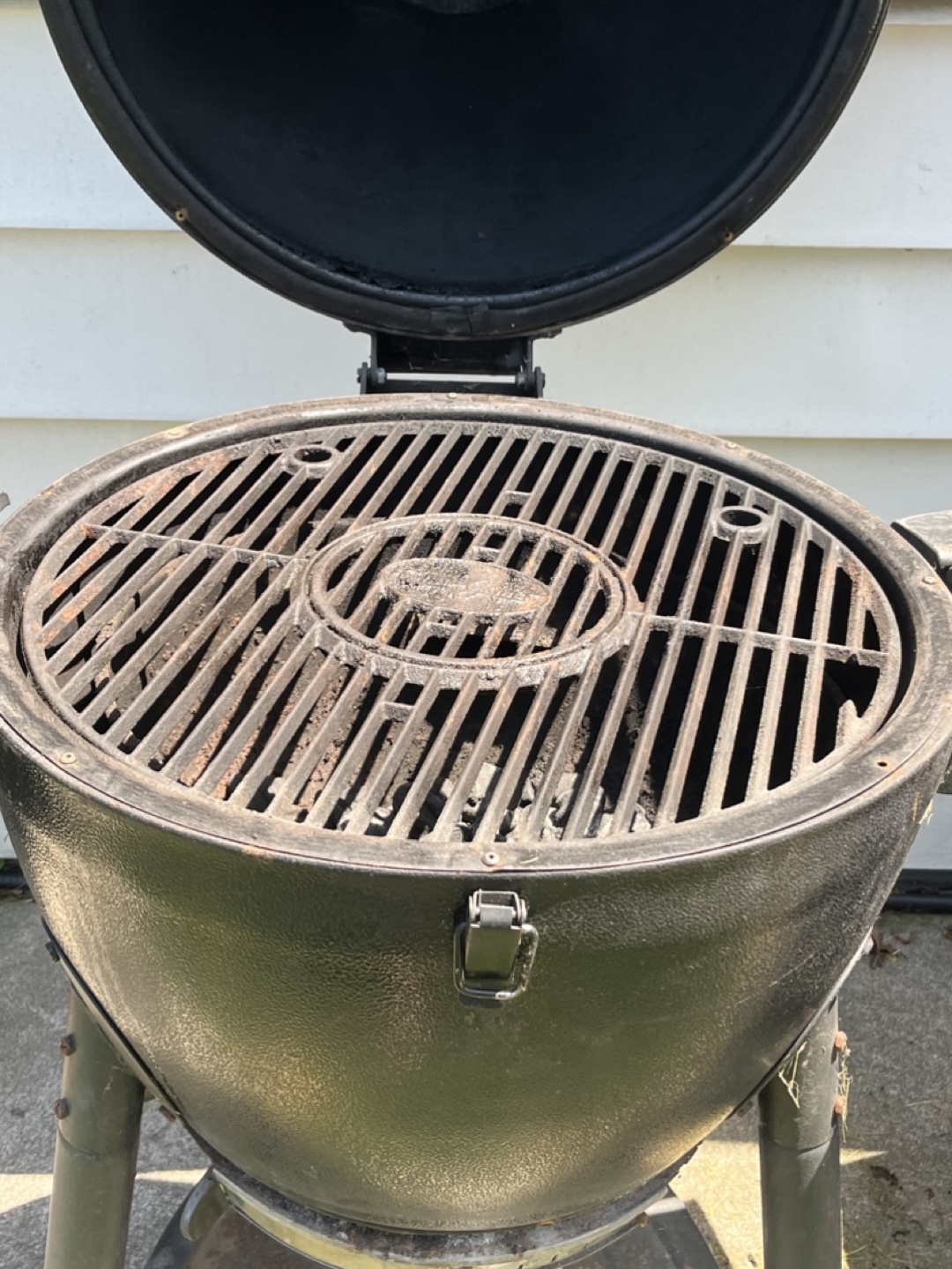 MOVING SALE: Char-Griller AKORN Kamado Grill - photo 4