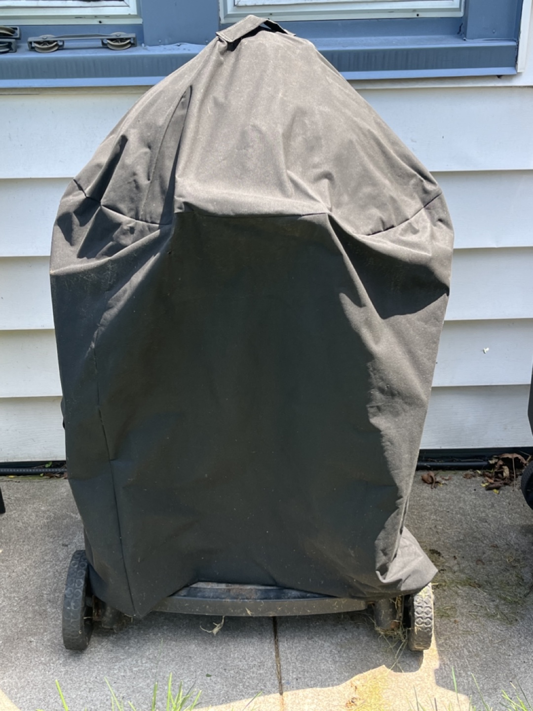 MOVING SALE: Char-Griller AKORN Kamado Grill
