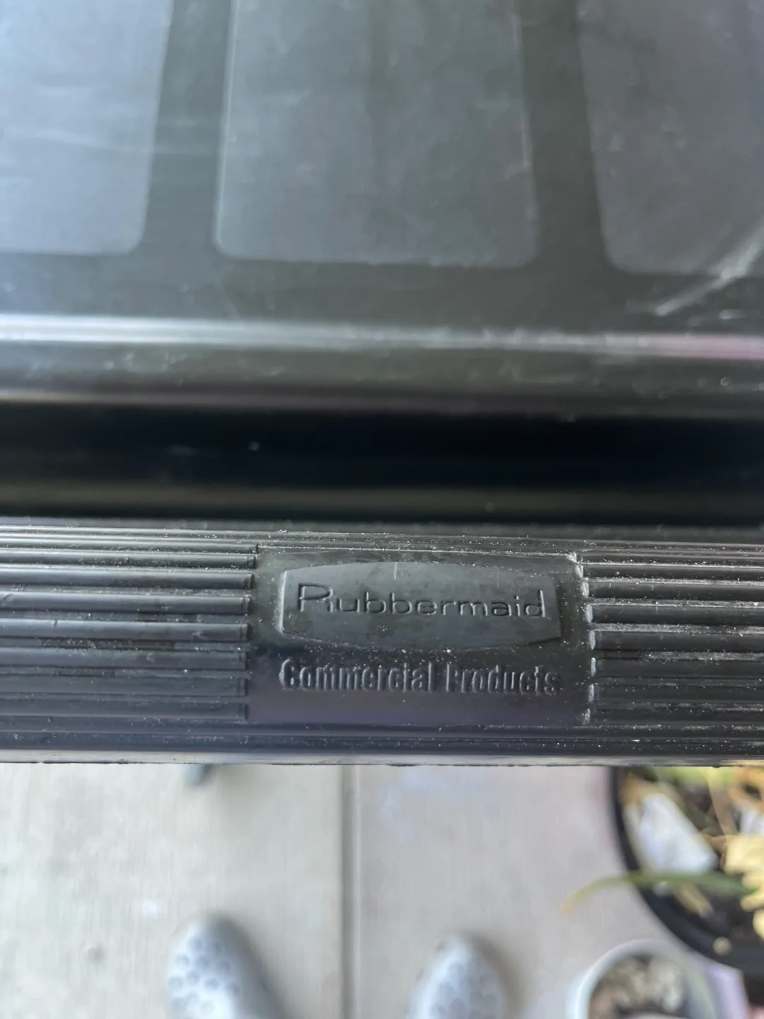 Rubbermaid Commercial 3-Shelf Utility Cart image indicator(4)