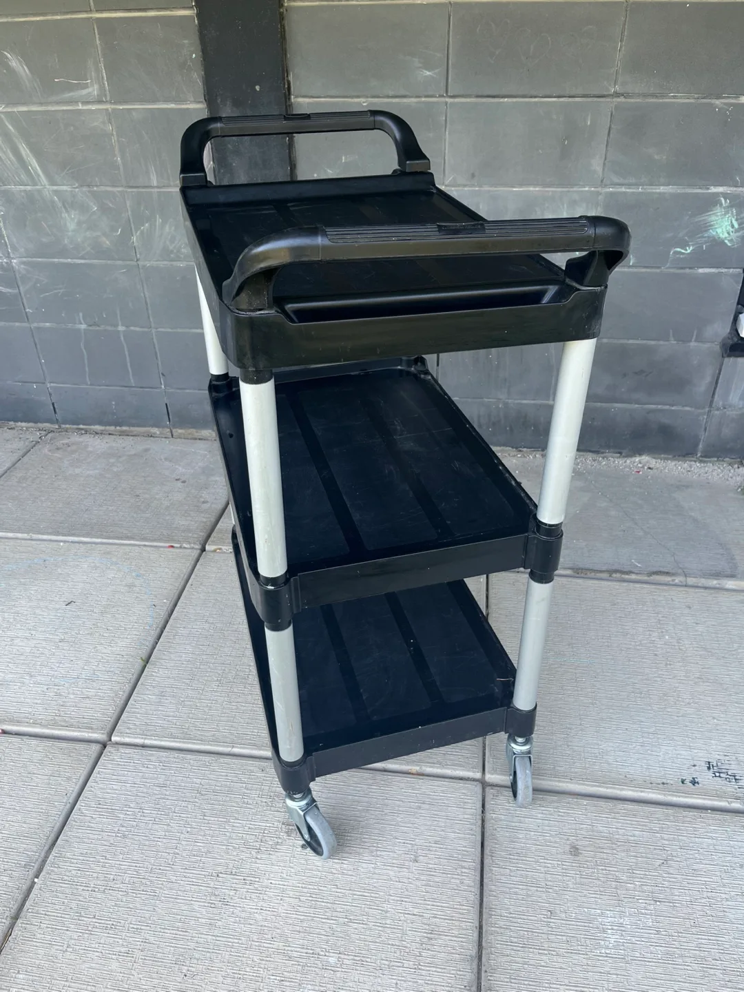 Rubbermaid Commercial 3-Shelf Utility Cart image indicator(2)