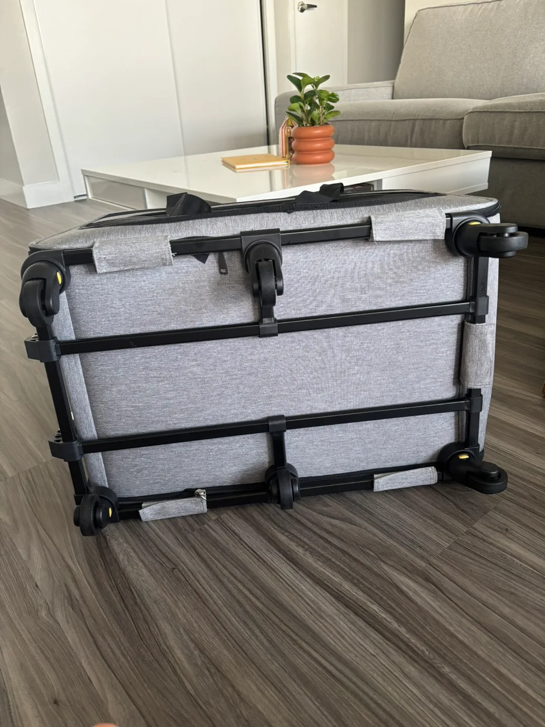 Grey Wheeled Pet Carrier image indicator(2)