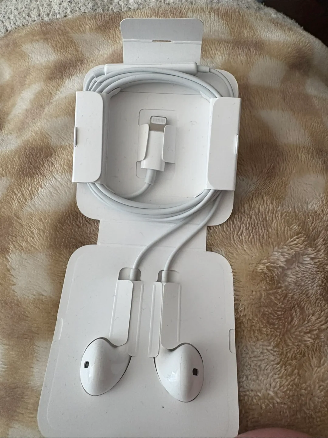 Apple EarPods with 3.5mm Headphone Plug - New image indicator(2)