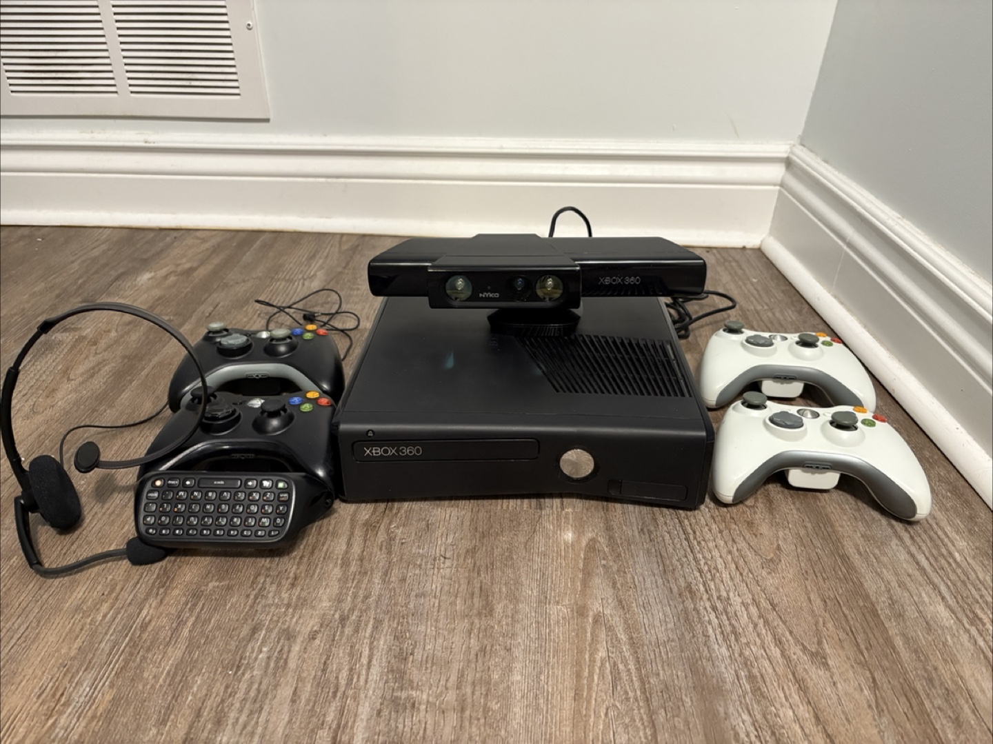 Xbox 360 S Console with Kinect & Accessories - photo 2