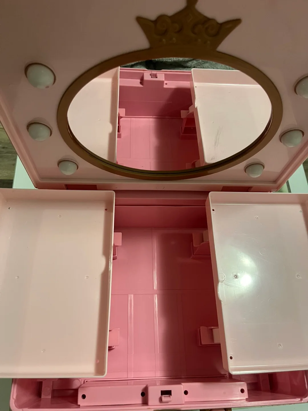 Disney Princess Pink Vanity Suitcase image indicator(2)