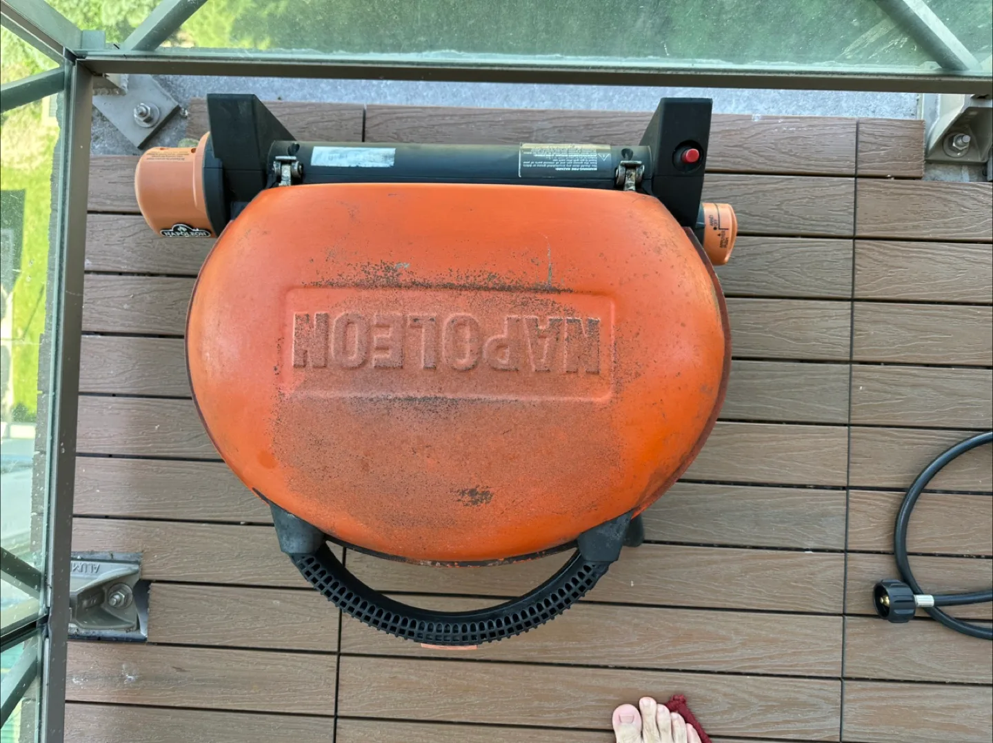 Portable gas/cast iron Grill + Gas pipe + Coleman gas can image indicator(3)