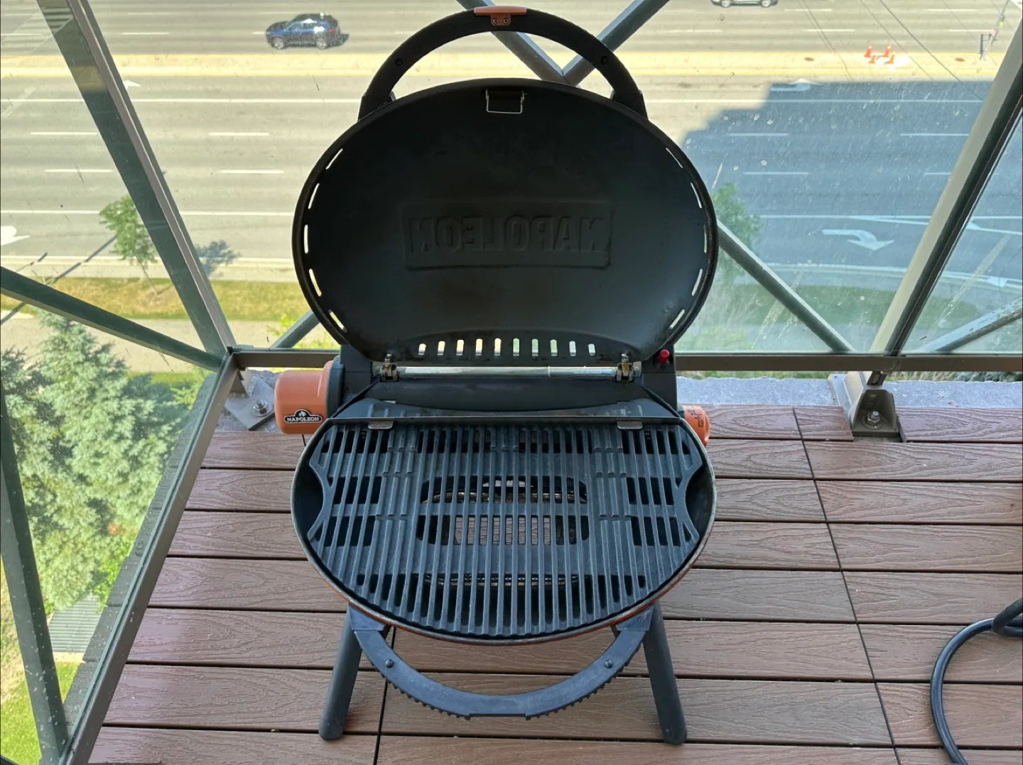 Portable gas/cast iron Grill + Gas pipe + Coleman gas can image indicator(2)