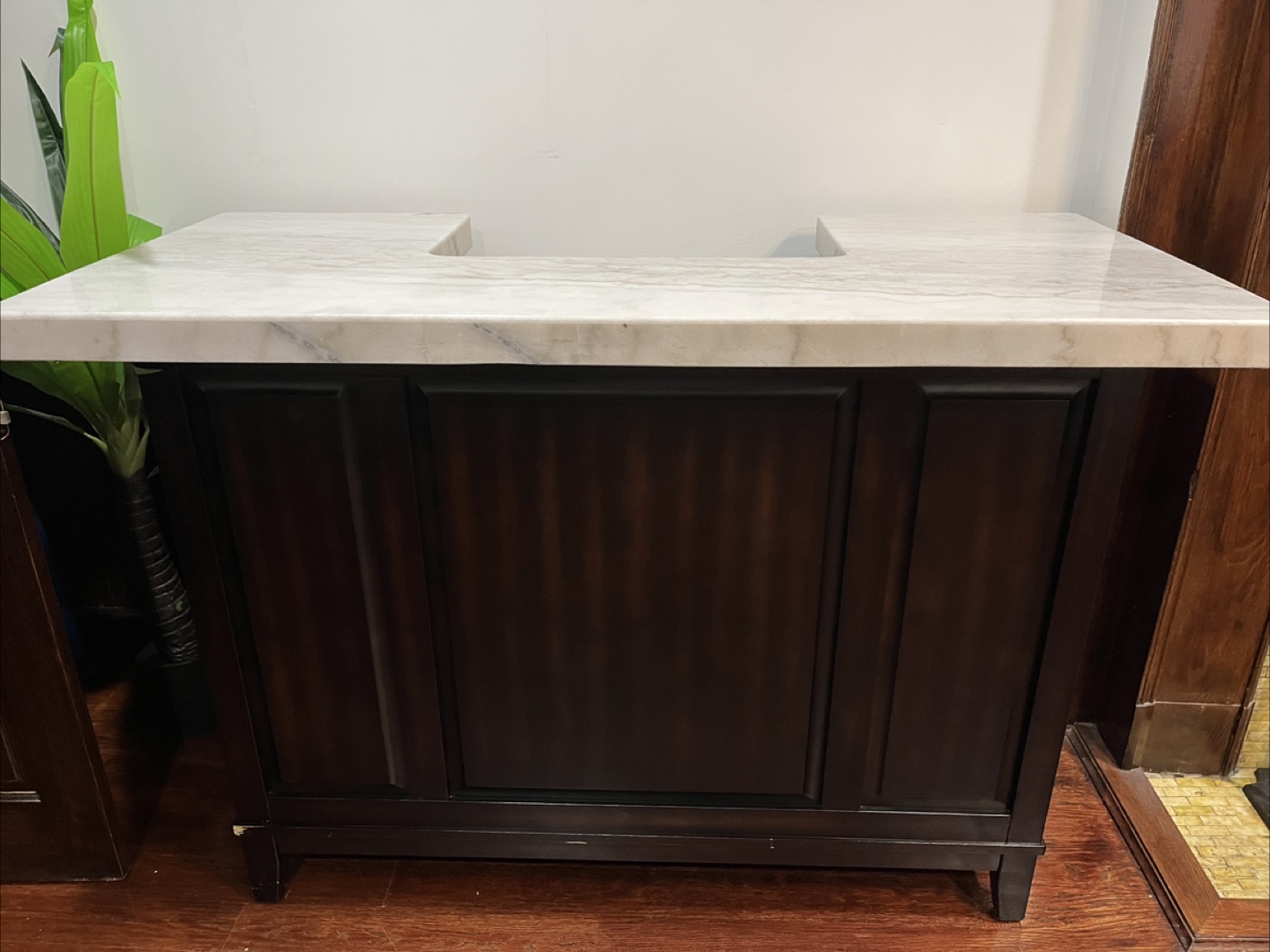 Elegant Marble Bar – $250 - photo 2