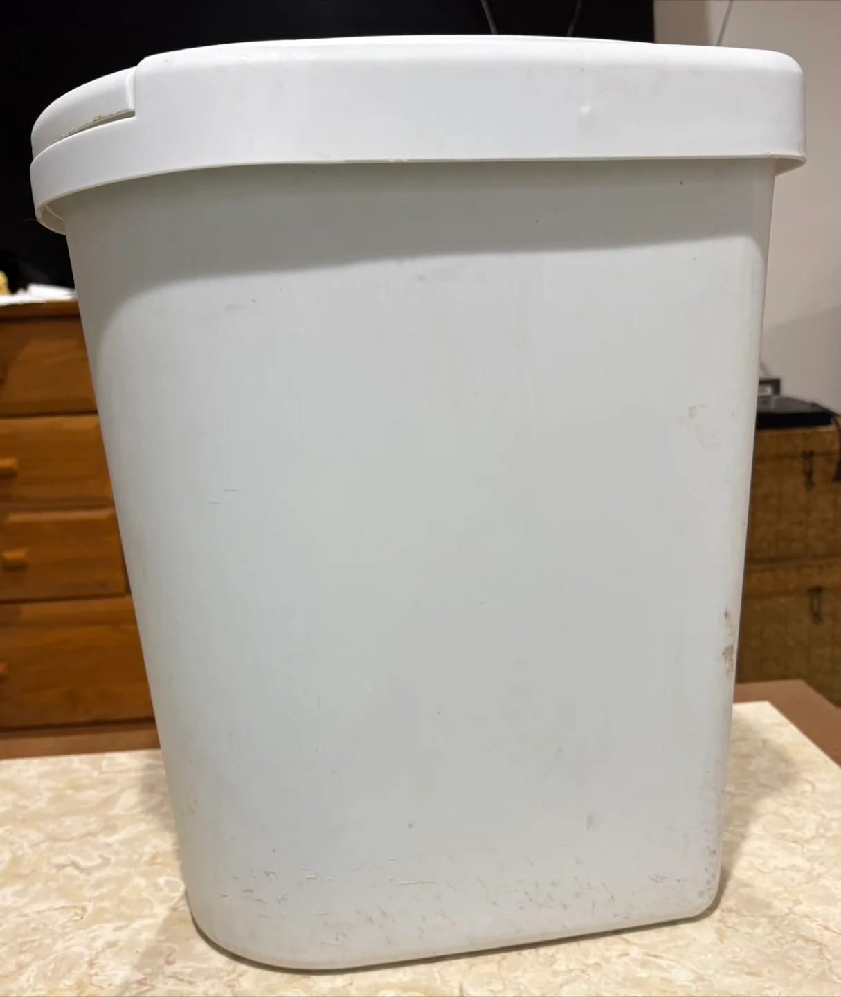 #freecycle White Trash Can with Lid thumbnail