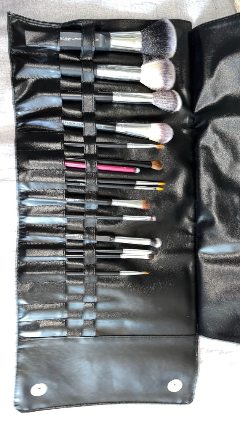 Makeup Brush Set with Roll-Up Case thumbnail