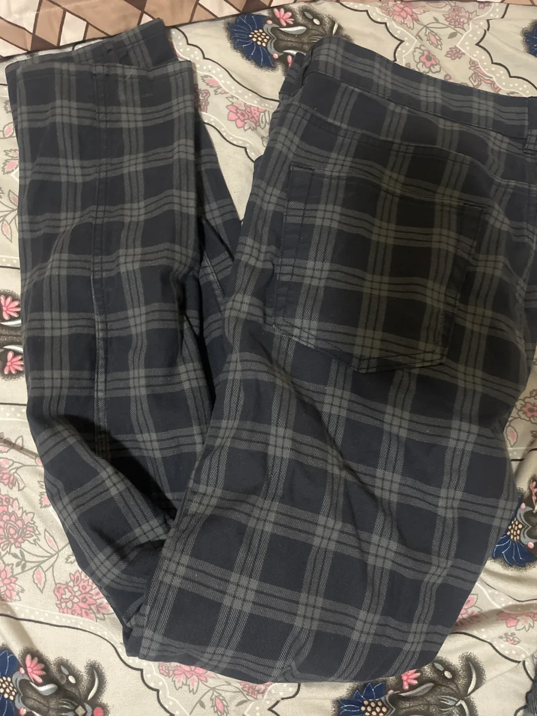 H&M Skinny Fit Plaid Pants - Size 32 image indicator(2)