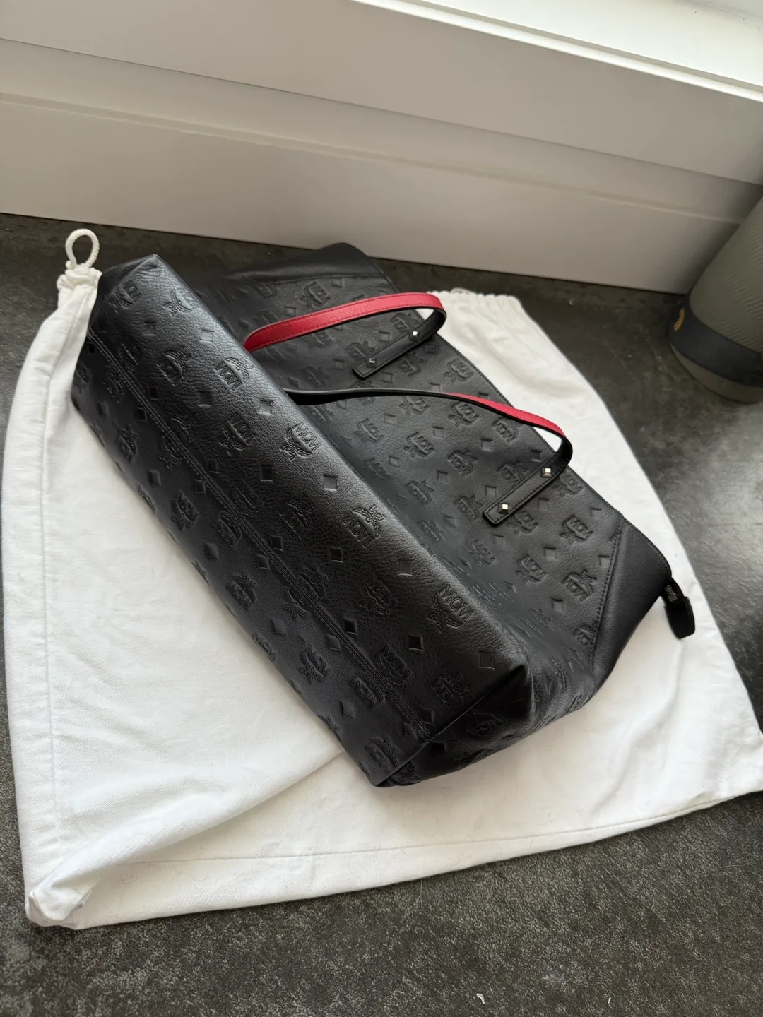 MCM Black Leather Tote Bag image indicator(6)