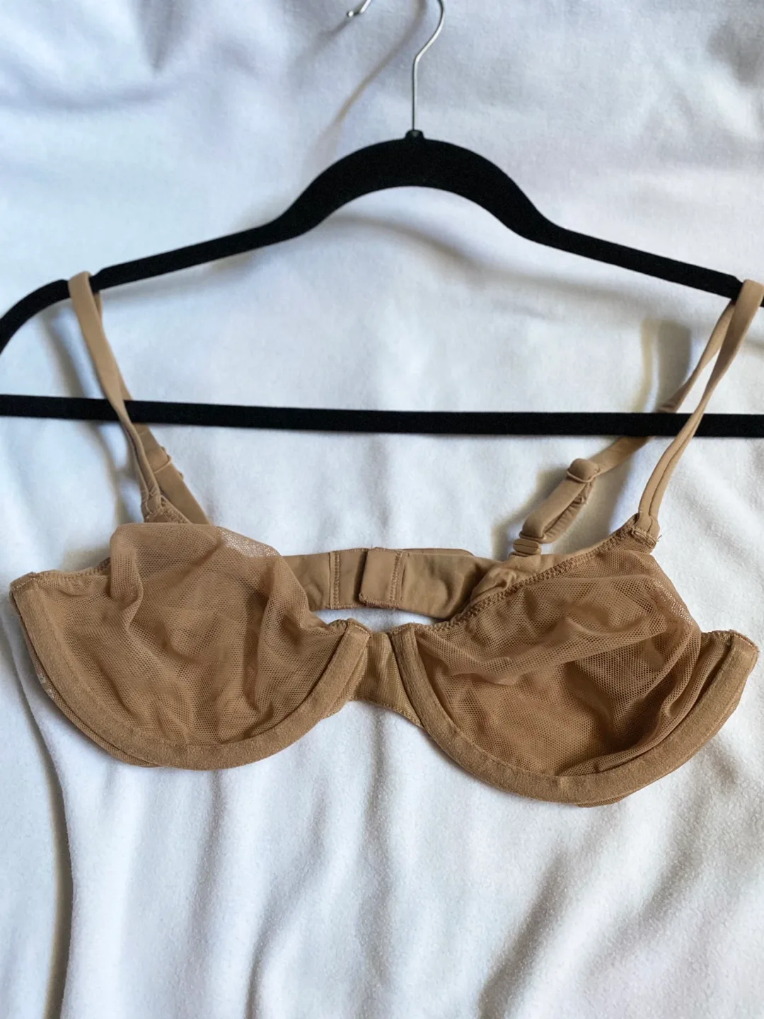 2 SKIMS AND 2 VICTORIAS SECRET BRALETTES image indicator(5)