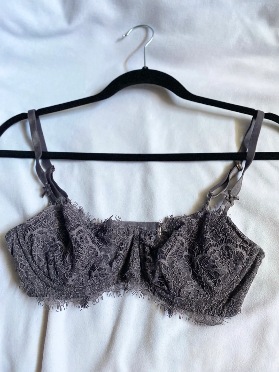 2 SKIMS AND 2 VICTORIAS SECRET BRALETTES image indicator(4)