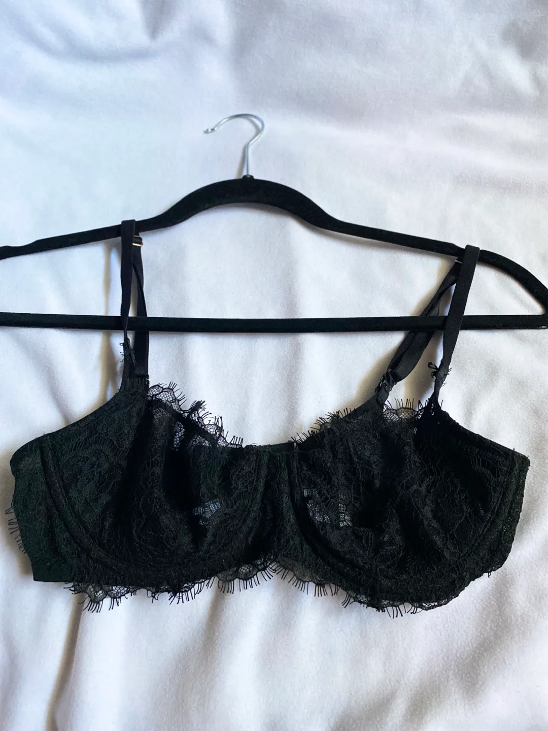2 SKIMS AND 2 VICTORIAS SECRET BRALETTES image indicator(3)