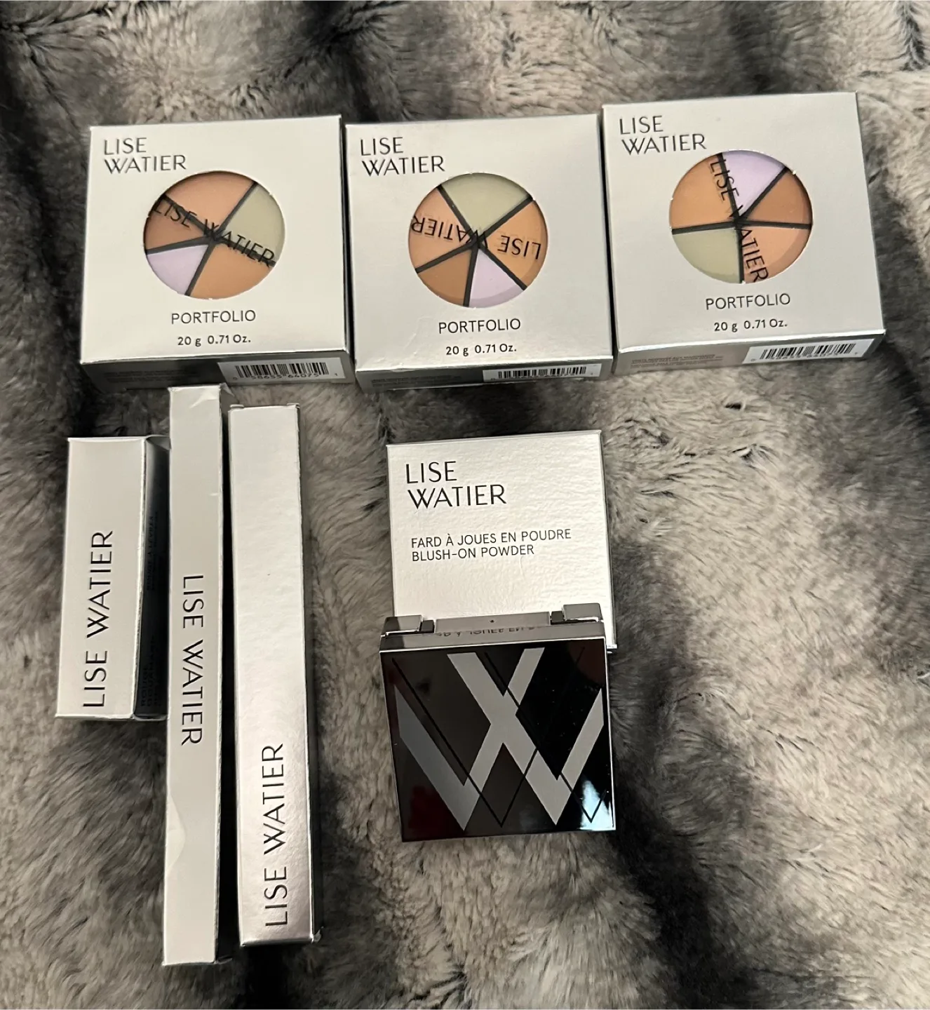 $30-Lise Watier Cosmetics Bundle image indicator(2)