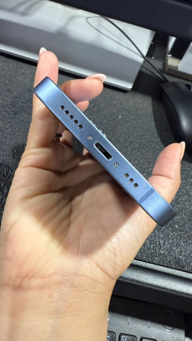 Apple iPhone 14 - Blue image indicator(3)