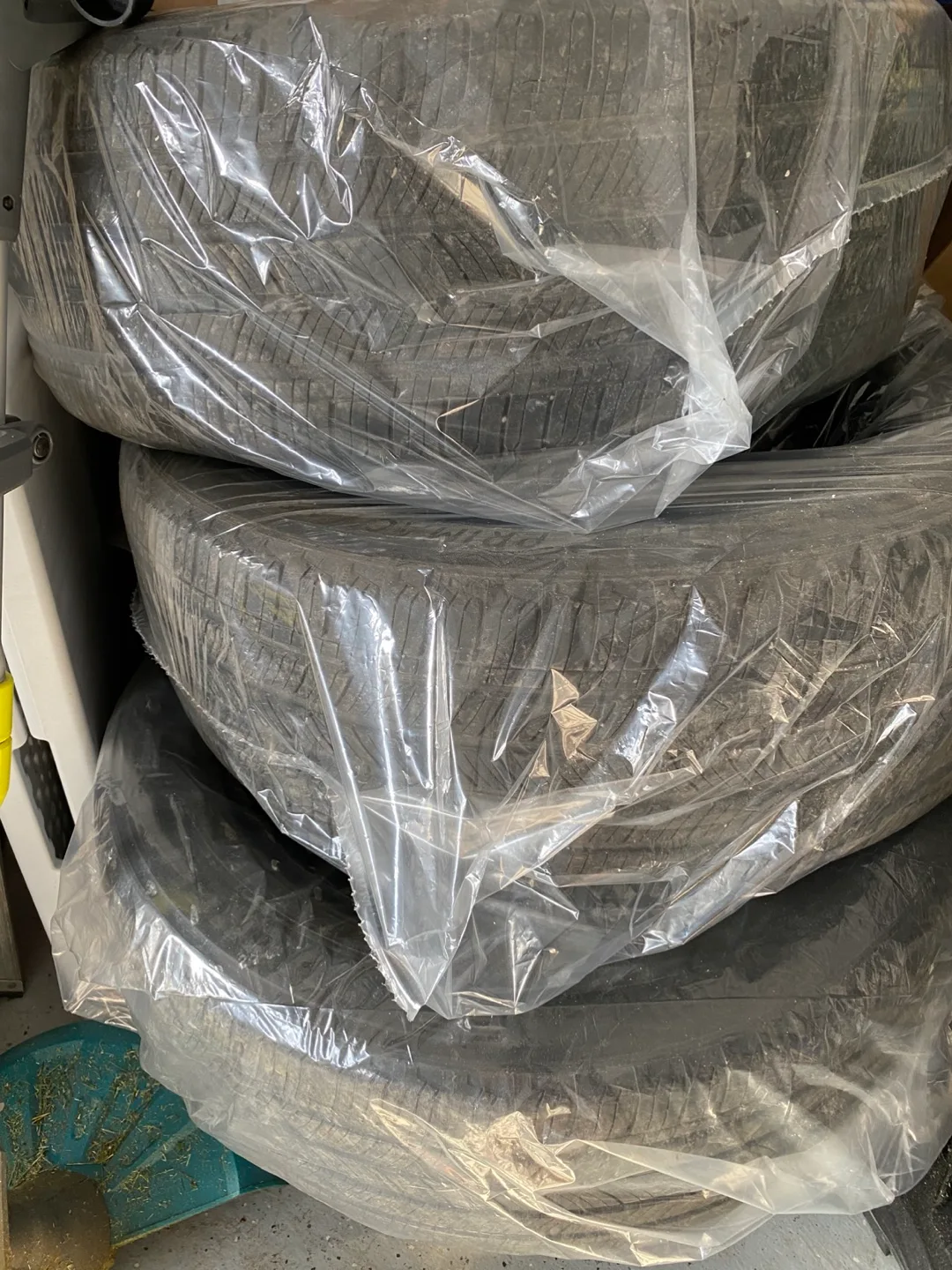 Set of Used Tires by Michelin image indicator(3)