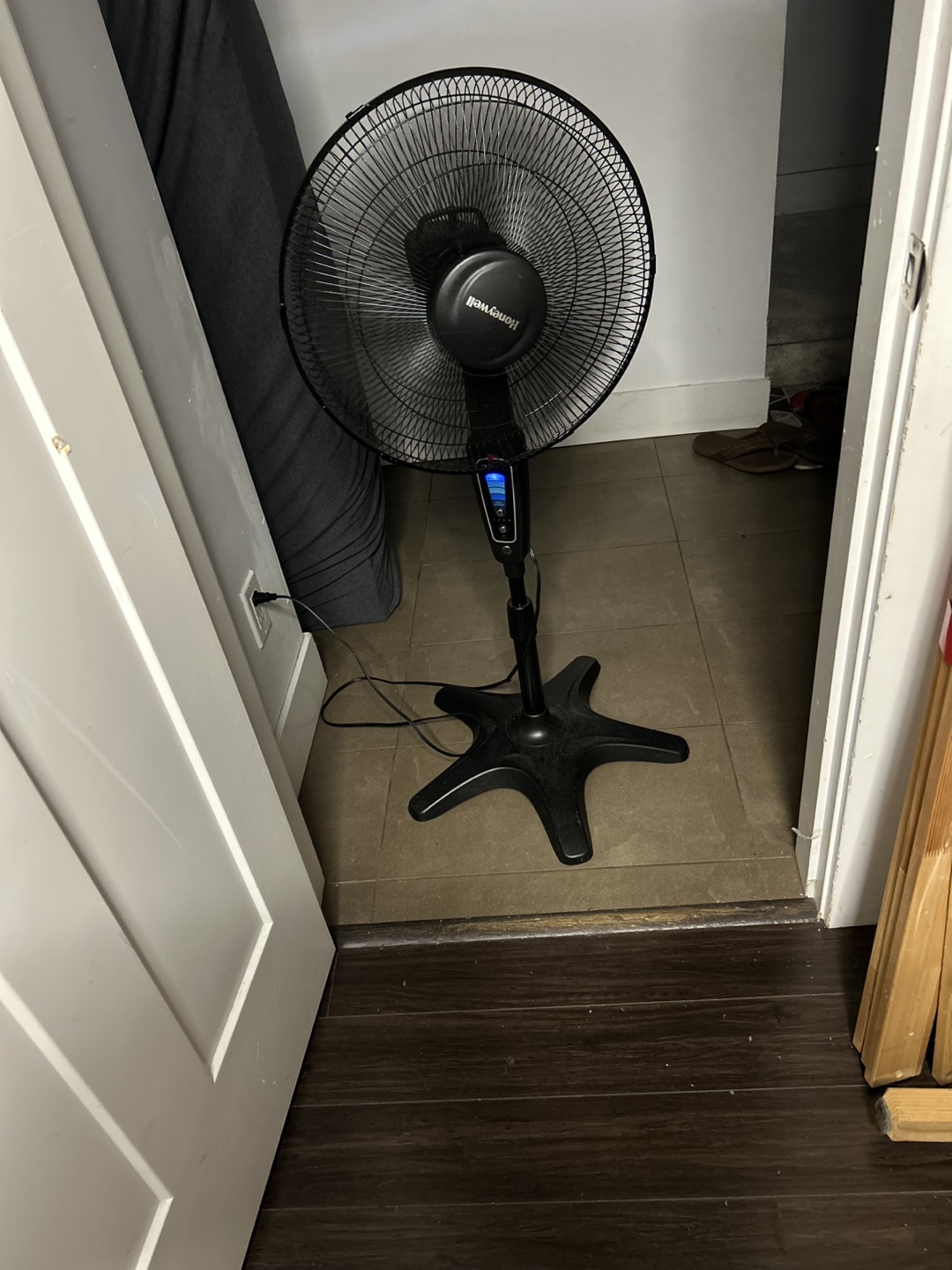 Honeywell Black Stand Fan - photo 2