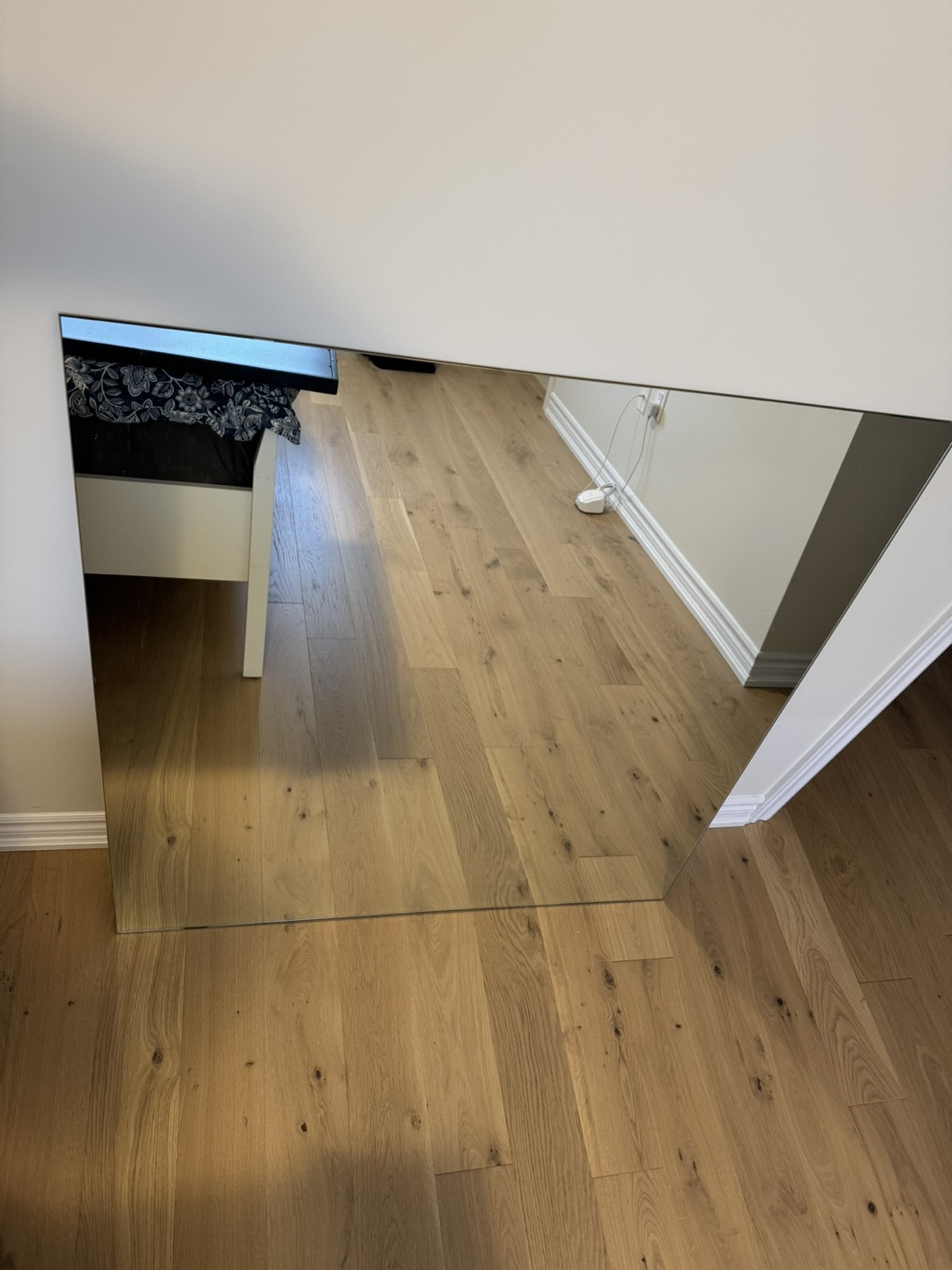 Middle-size bathroom mirror