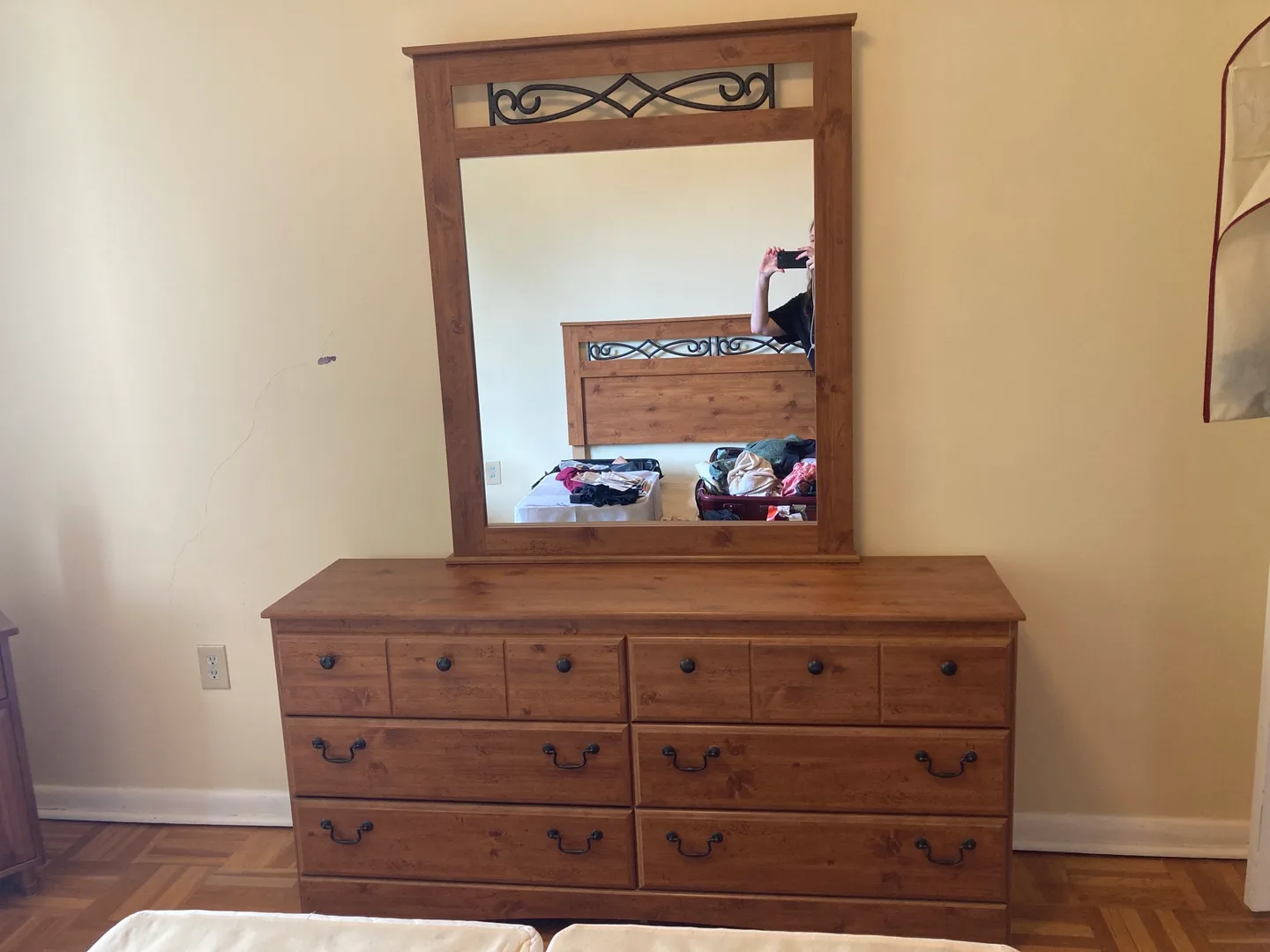 Wooden Dresser with Mirror image indicator(3)