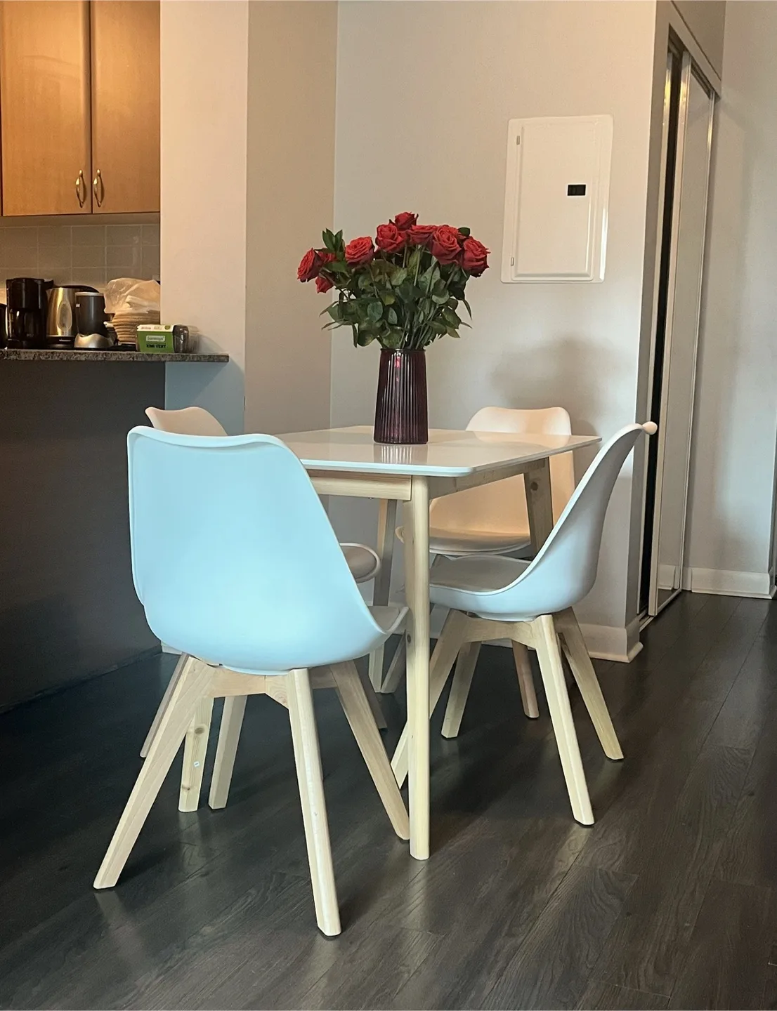 White Dining Table with 4 chairs thumbnail