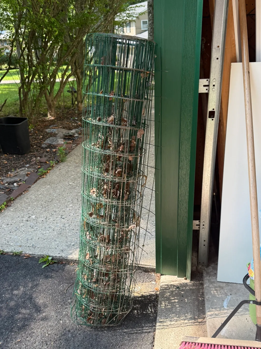Green Wire Mesh Garden Fence thumbnail