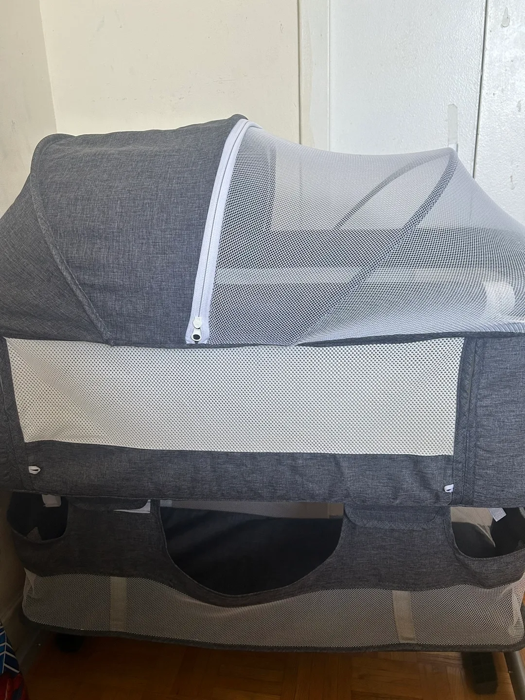 3-in-1 Convertible Bedside Sleeper Crib image indicator(5)