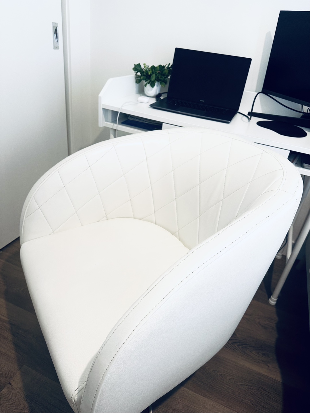 ✨Stylish White Swivel Accent Chair - photo 2