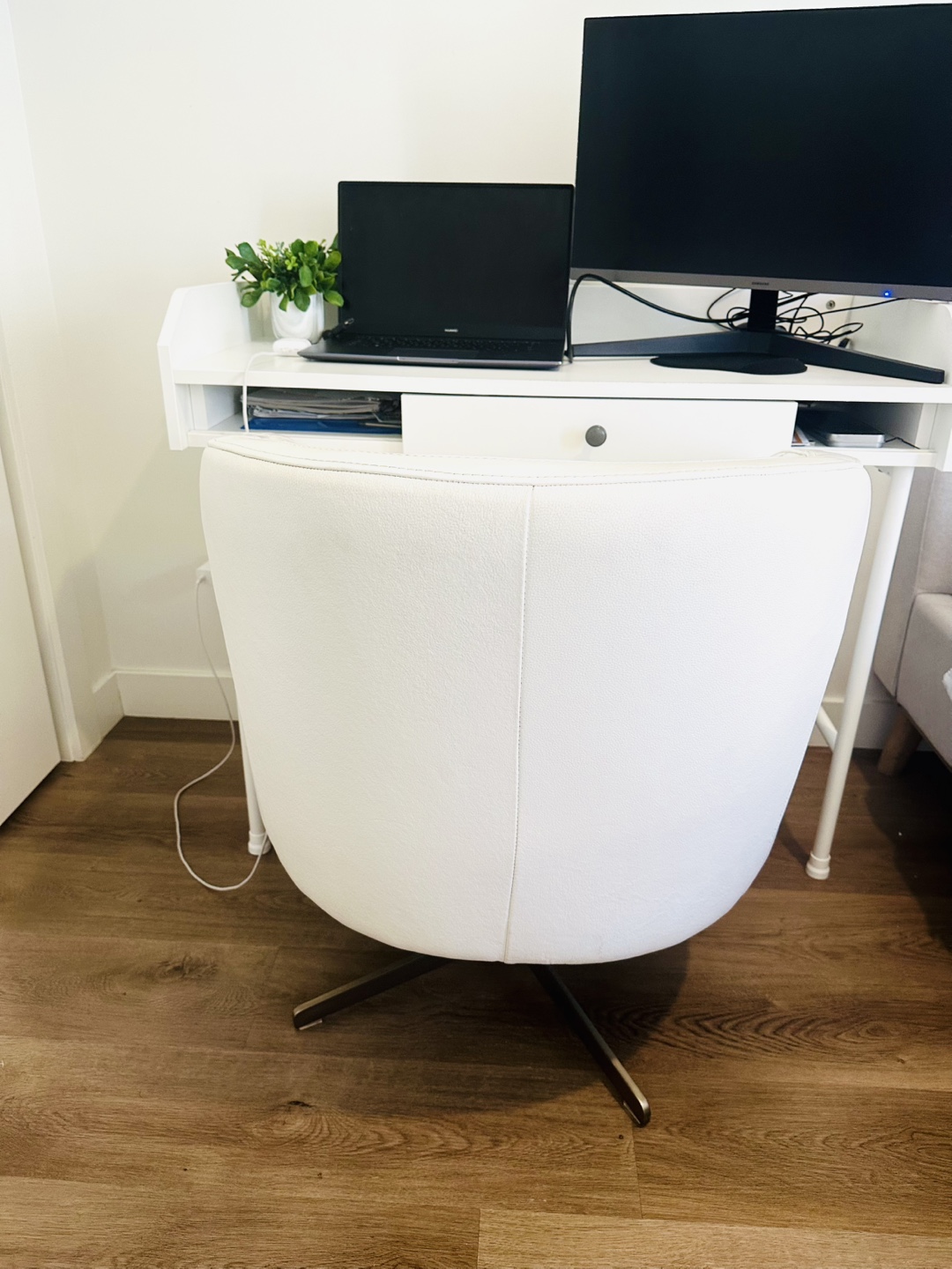 ✨Stylish White Swivel Accent Chair - photo 3