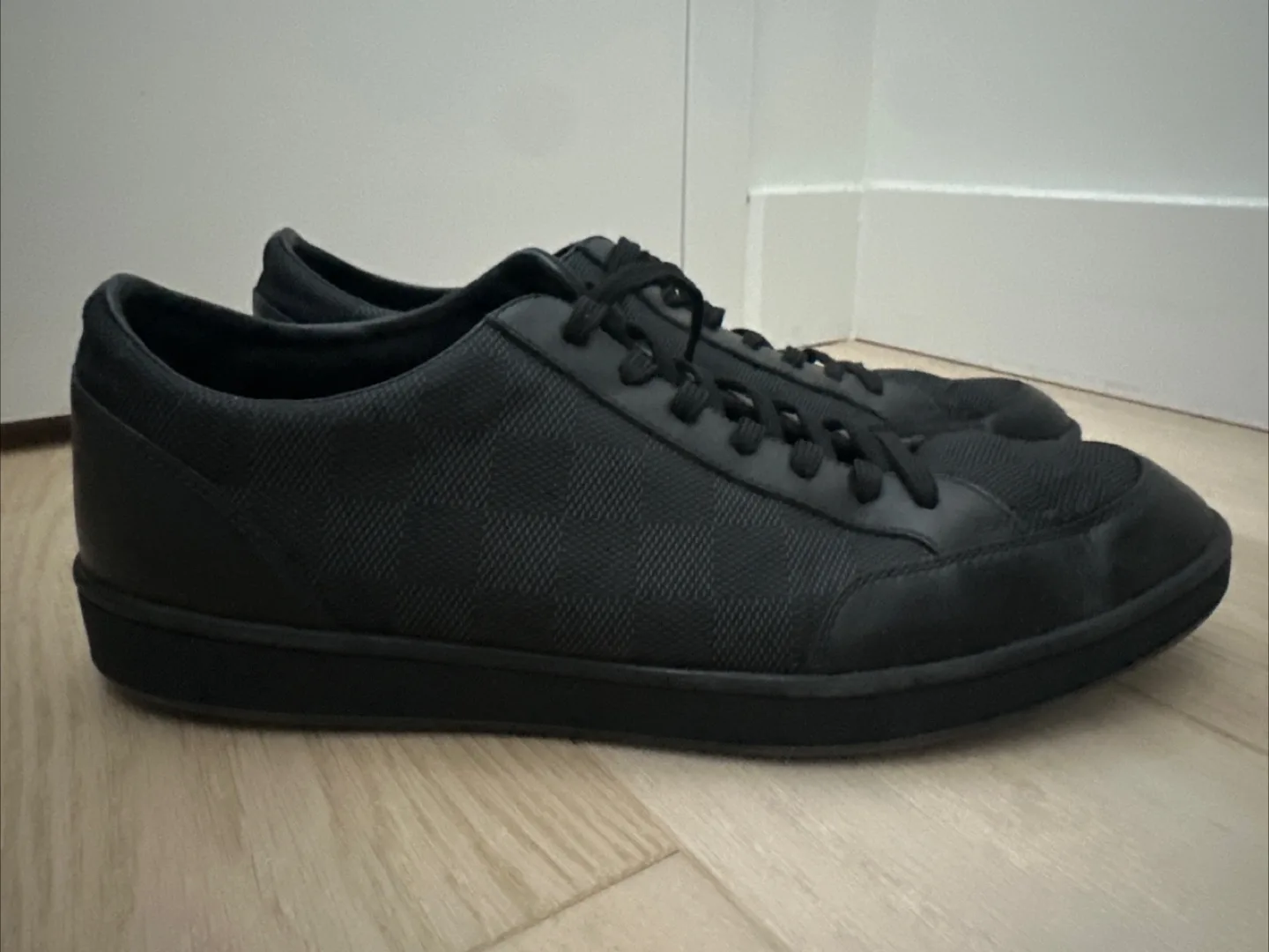 Louis Vuitton Black Leather Sneakers image indicator(3)