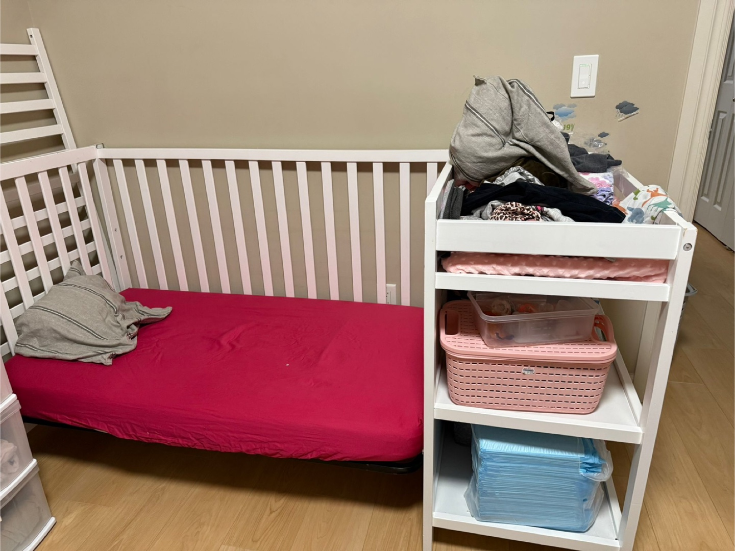 Convertible Crib and Changer Combo - photo 3