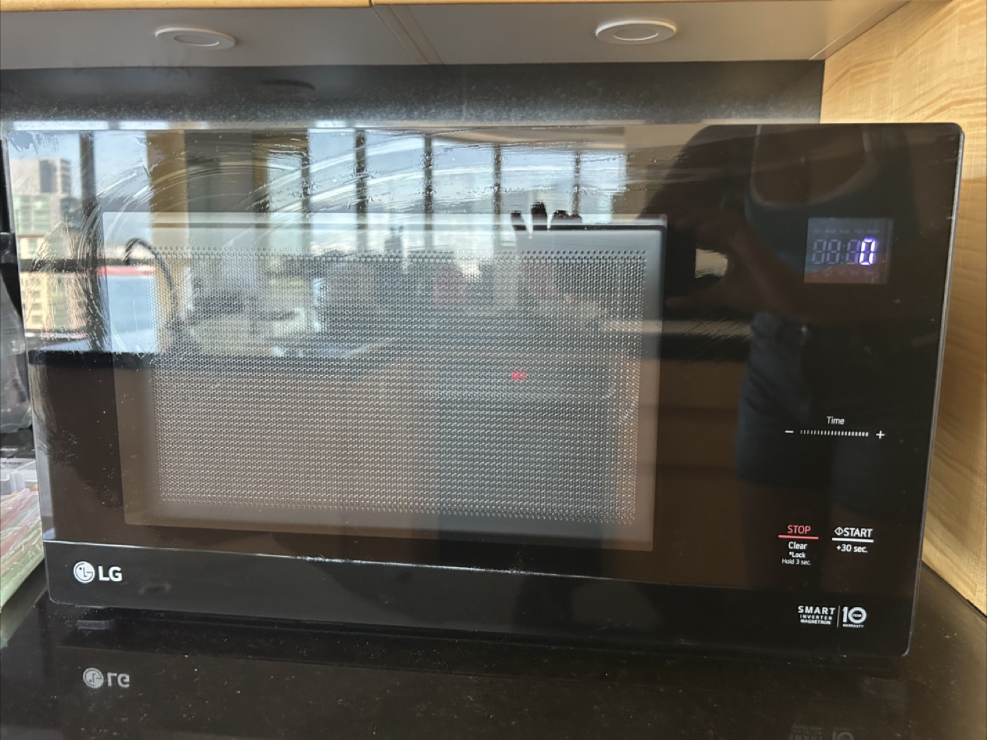 LG Smart Inverter Microwave - photo 2