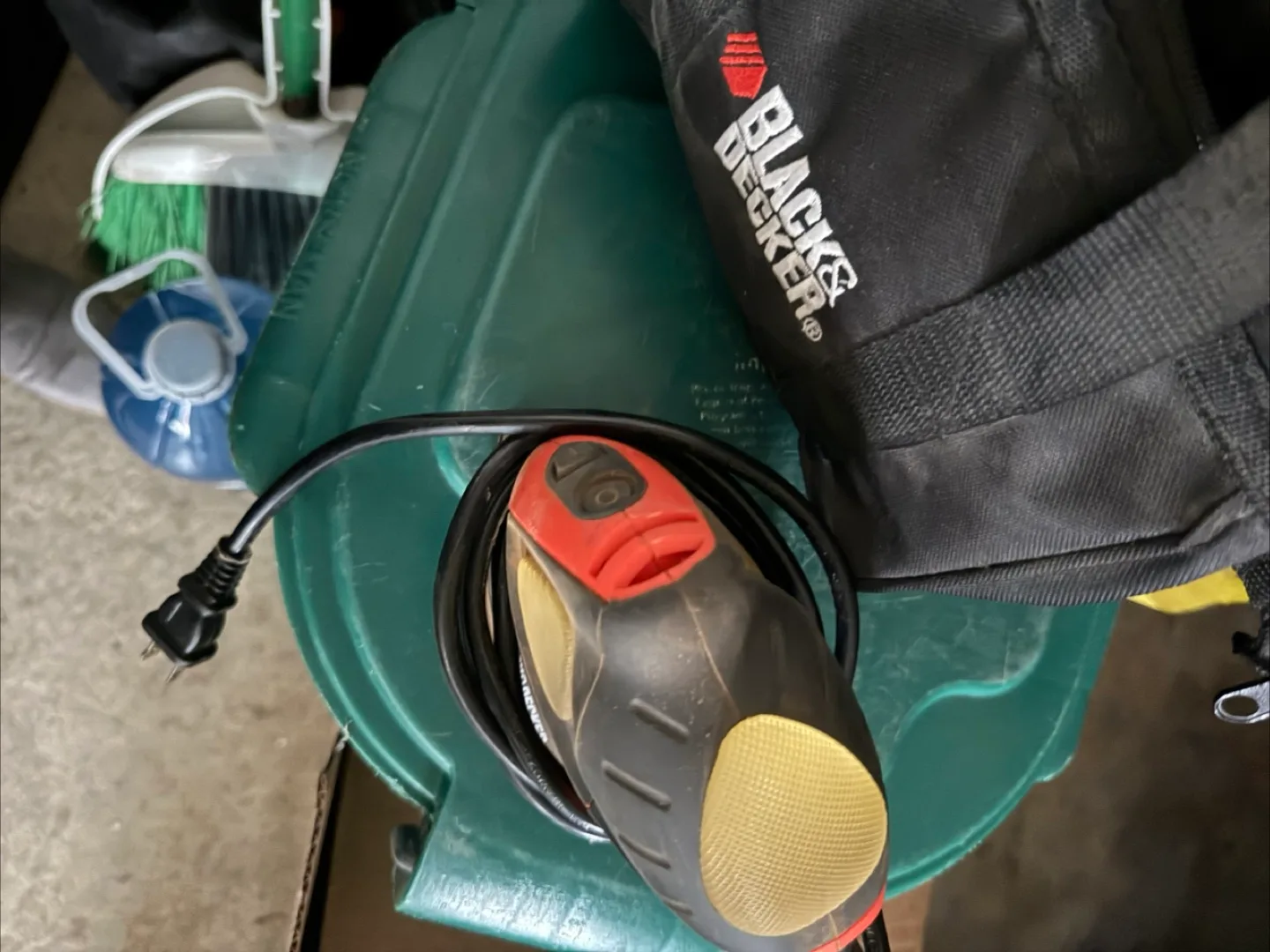 Black & Decker Mouse Sander with Case thumbnail