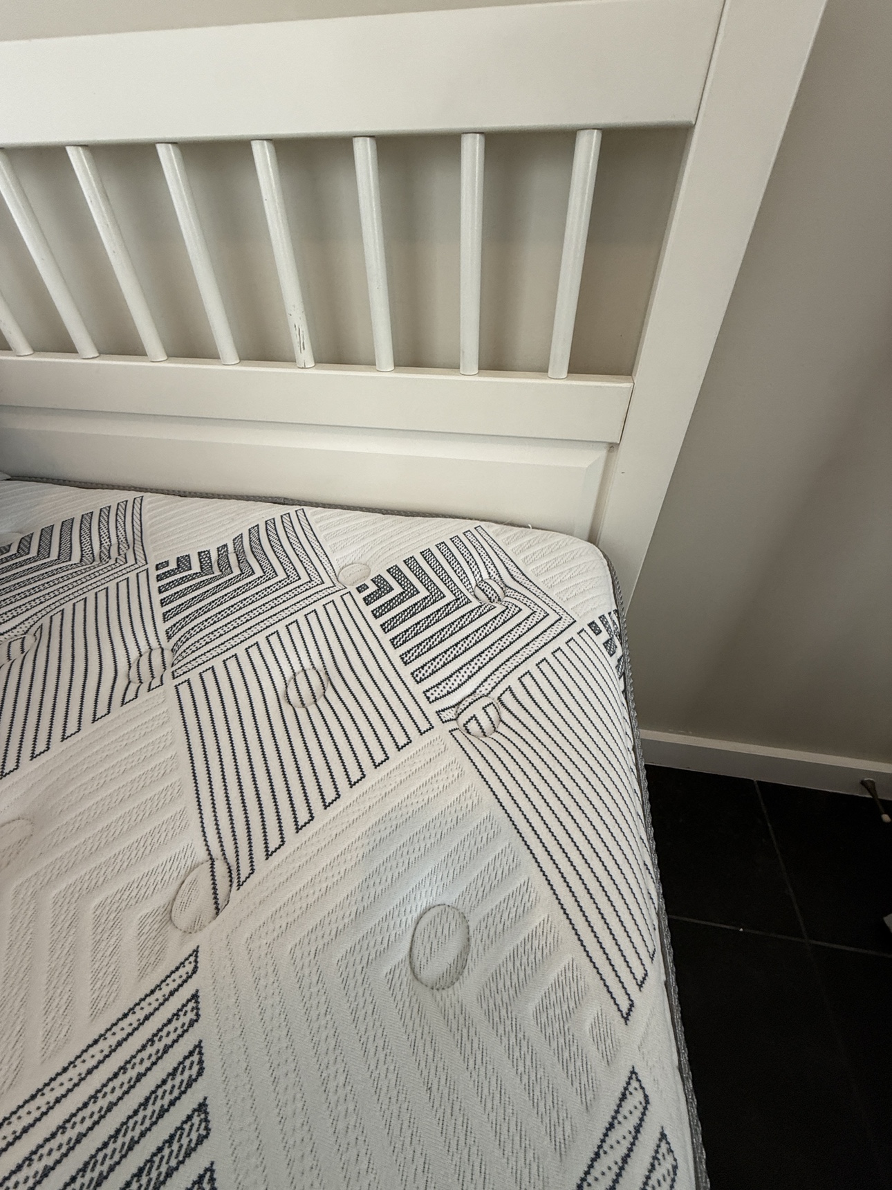 Full bed ikea frame & mattress pick up today 100$ - photo 5