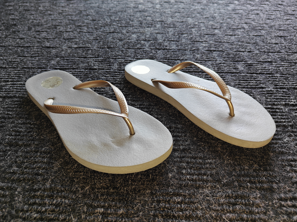 Women Flip Flops Sandals / Slippers - Size 8
