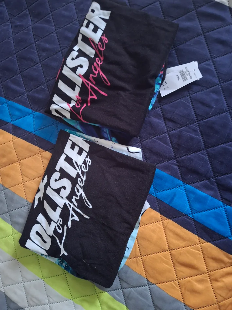 Hollister Graphic T-Shirts - XS thumbnail