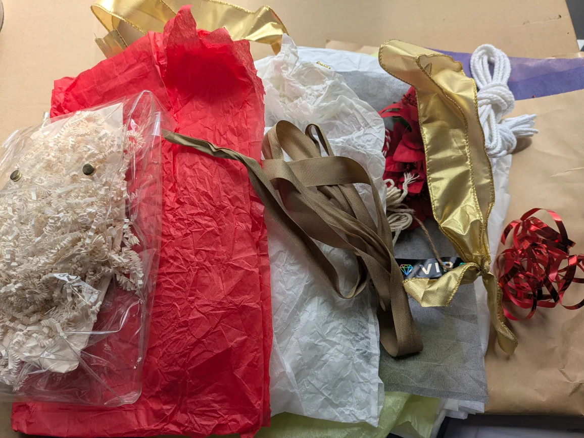 Gift wrapping supplies 🥕 thumbnail