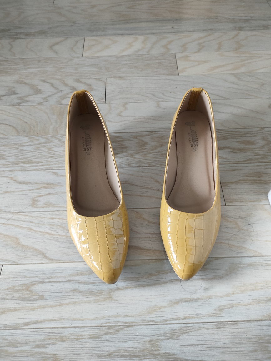 # Free cycle Yellow Pumps Size 8