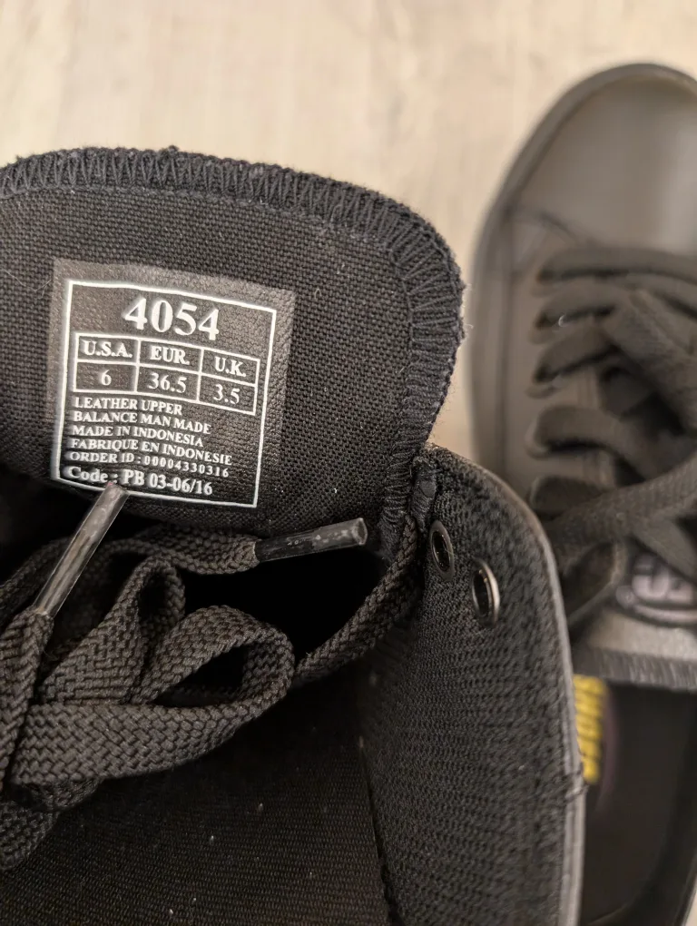 BNWT Shoes for Crews Leather Slip Resistant Shoes image indicator(3)