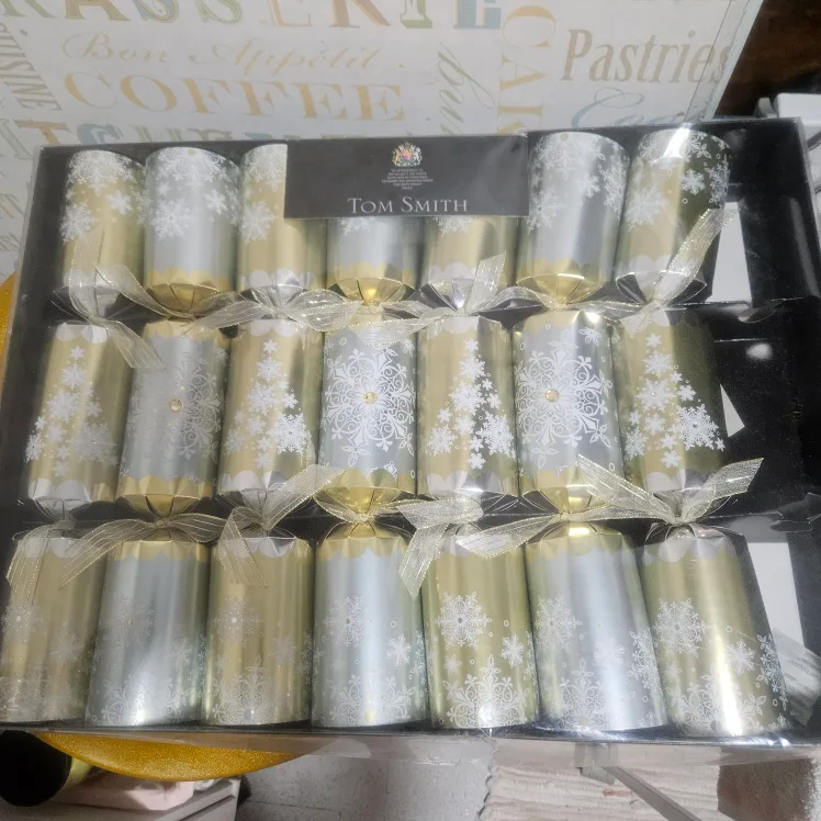 Tom Smith 8 Christmas Crackers - Silver & Gold image indicator(2)