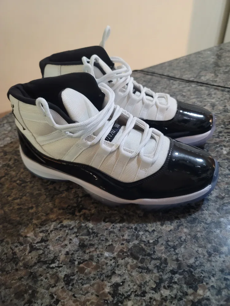 Men's Basketball Sneakers. Size 11 image indicator(3)